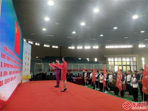 福州七中高三学子成人礼 老师送花样祝福 同学宣誓决胜高考