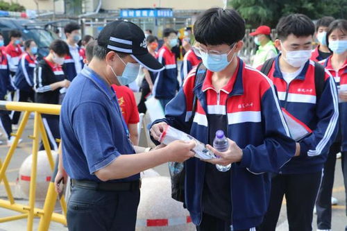 高考首日，招远2433名考生奔赴考场 为梦想扬帆，高考加油！